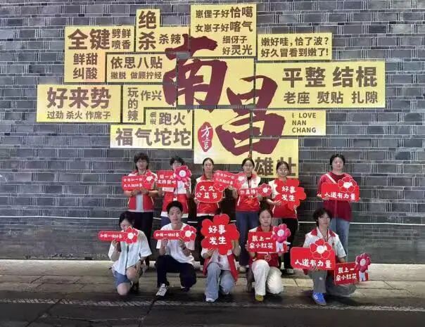 久久公益，爱满街头|校红十字会协助开展久久公益节爱心回礼活动